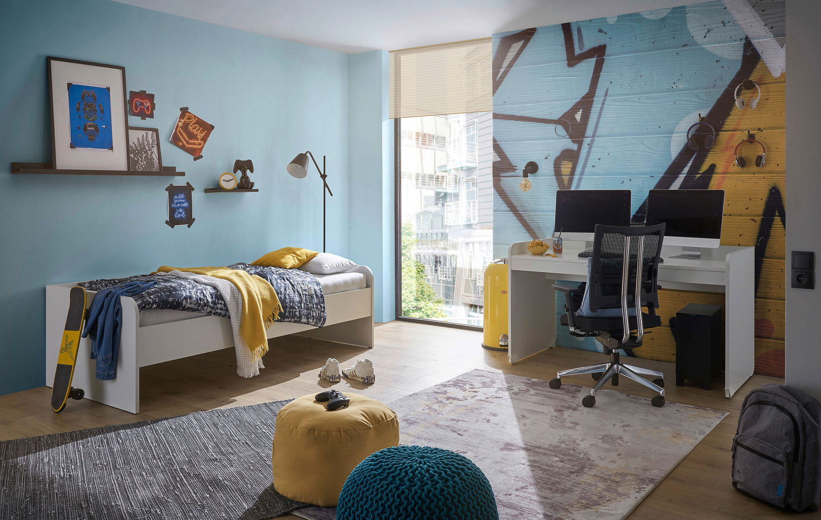 Moderner Schreibtisch in einem stilvollen Jugendzimmer, seitliche Perspektive