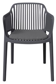 Moderner grauer Stapelsessel mit Armlehnen und gepolstertem Sitzkissen, Vorderansicht