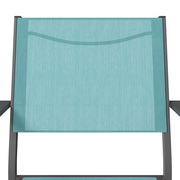 Vorderansicht eines türkisfarbenen Stapelsessels mit schwarzem Rahmen.