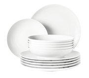Weißes 12-teiliges Tafelservice mit elegantem Rillenmuster, seitliche Perspektive