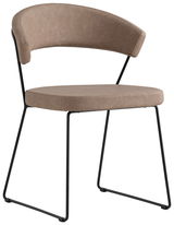 Moderner Connubia Stuhl NEW YORK in Seitenansicht mit braunem Sitz und schwarzem Metallgestell.