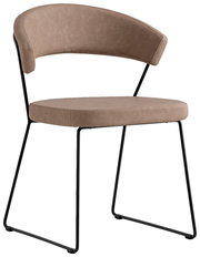 Moderner Connubia Stuhl NEW YORK in Seitenansicht mit braunem Sitz und schwarzem Metallgestell.