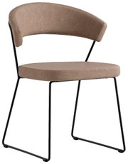 Moderner Connubia Stuhl NEW YORK in Seitenansicht mit braunem Sitz und schwarzem Metallgestell.