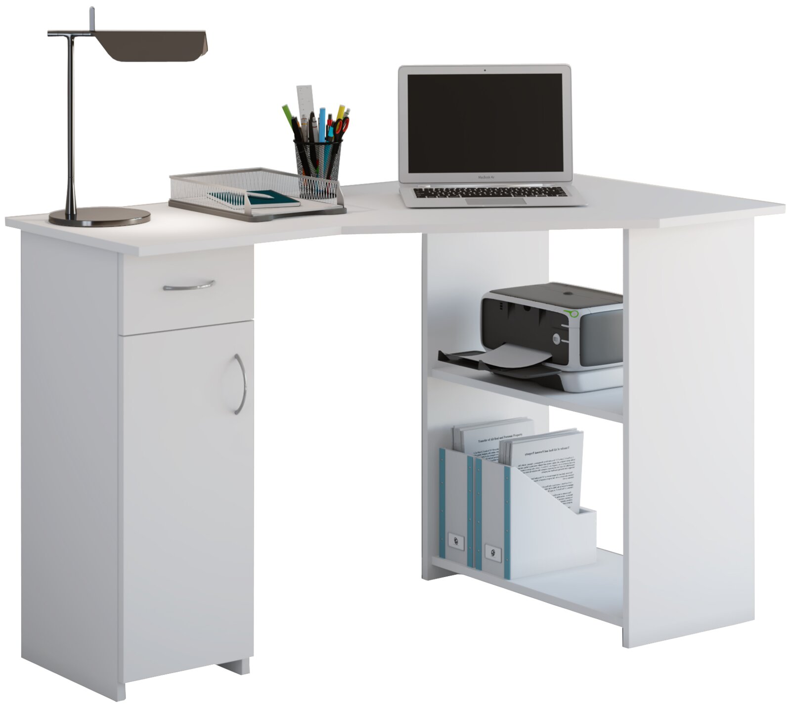 Weißer Schreibtisch mit integriertem Schrankteil links (Schublade und Tür) sowie offenen Regalfächern rechts, mit Laptop und Schreibtischlampe Ansicht schräg von vorn.