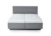 Grijs boxspringbed met twee witte matrassen, vooraanzicht