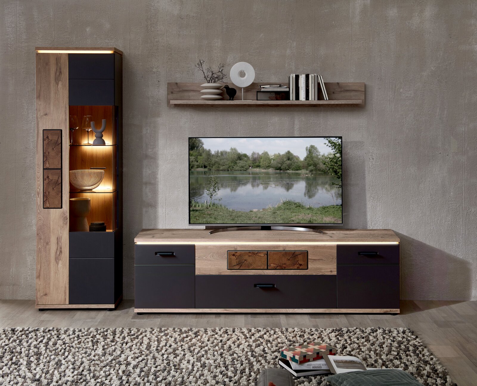 Stylife Wandkombination SINA Modernes Wohnzimmer-Entertainment-Set aus Holzoptik und anthrazitfarbenen Fronten mit TV-Lowboard, beleuchteter Vitrine und Wandboard; frontal aus Augenhöhe aufgenommen.