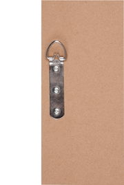 Rückansicht eines Spiegels mit Metallaufhängung, Detailansicht