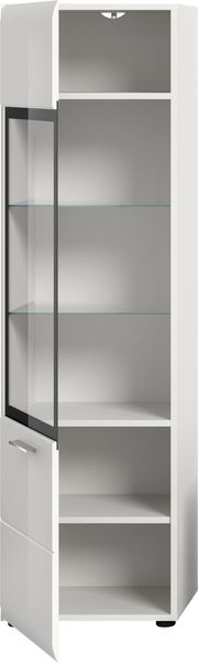 Weiße, hohe Vitrine/Schrank mit geöffneter Glastür, Glasböden und unterem Stauraumfach, Frontansicht leicht schräg von links