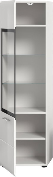 Weiße, hohe Vitrine/Schrank mit geöffneter Glastür, Glasböden und unterem Stauraumfach, Frontansicht leicht schräg von links