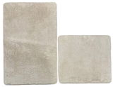Zweiteiliges Badteppich-Set in Beige, bestehend aus einem rechteckigen und einem quadratischen Teppich, aus der Vogelperspektive fotografiert.