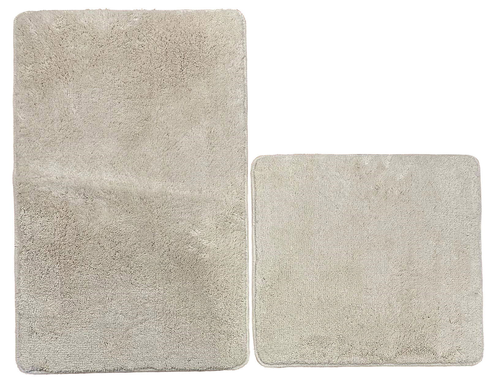 Zweiteiliges Badteppich-Set in Beige, bestehend aus einem rechteckigen und einem quadratischen Teppich, aus der Vogelperspektive fotografiert.