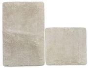 Zweiteiliges Badteppich-Set in Beige, bestehend aus einem rechteckigen und einem quadratischen Teppich, aus der Vogelperspektive fotografiert.