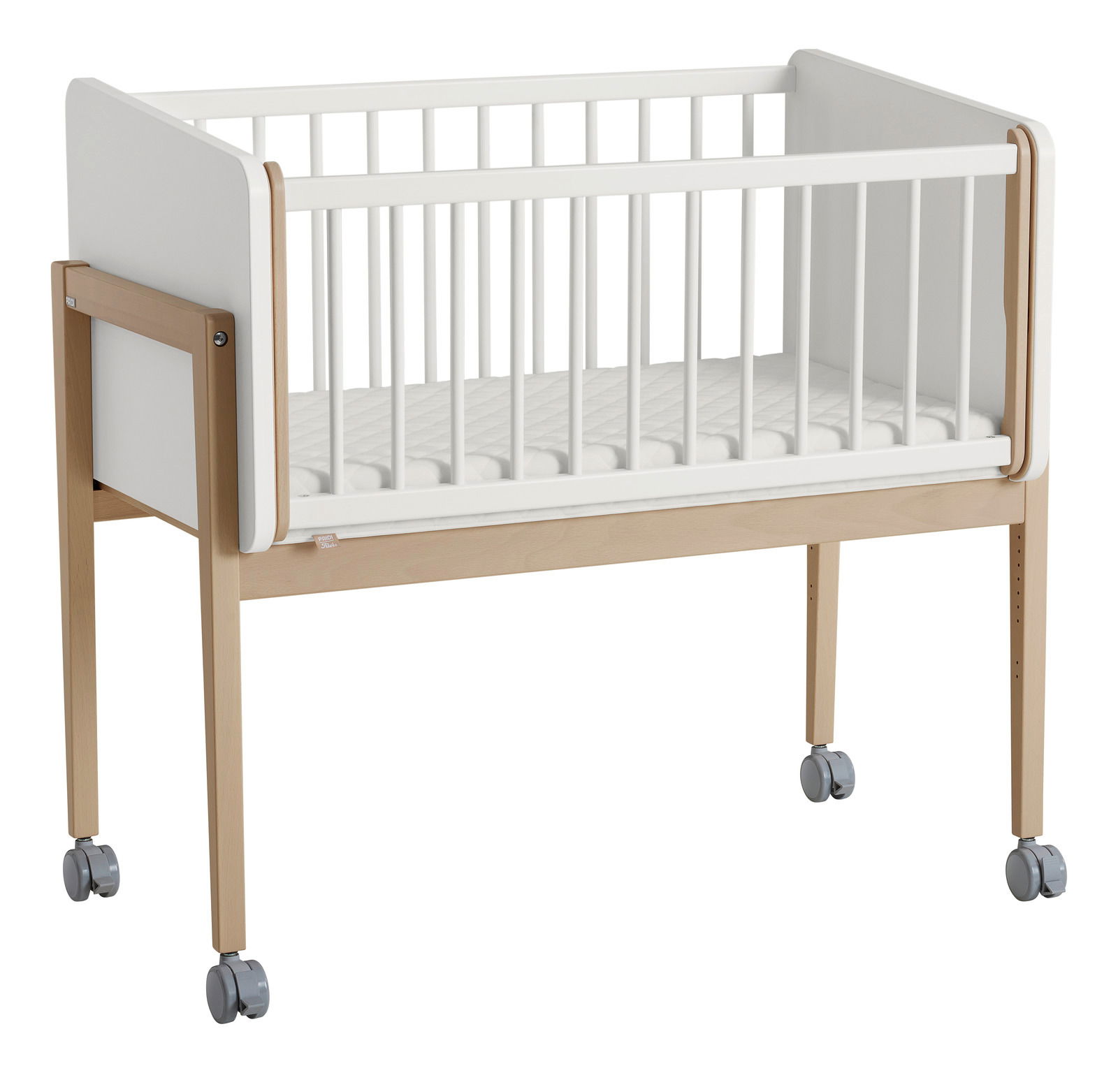 Babybett mit Rollen, Seitenansicht, aus Holz und weißem Material, auf vier Rollen.