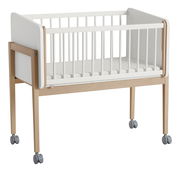 Babybett mit Rollen, Seitenansicht, aus Holz und weißem Material, auf vier Rollen.
