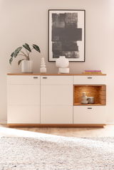 Modernes Sideboard MANITOBA in heller Holzoptik mit dekorativen Vasen und Pflanzen, frontal fotografiert.