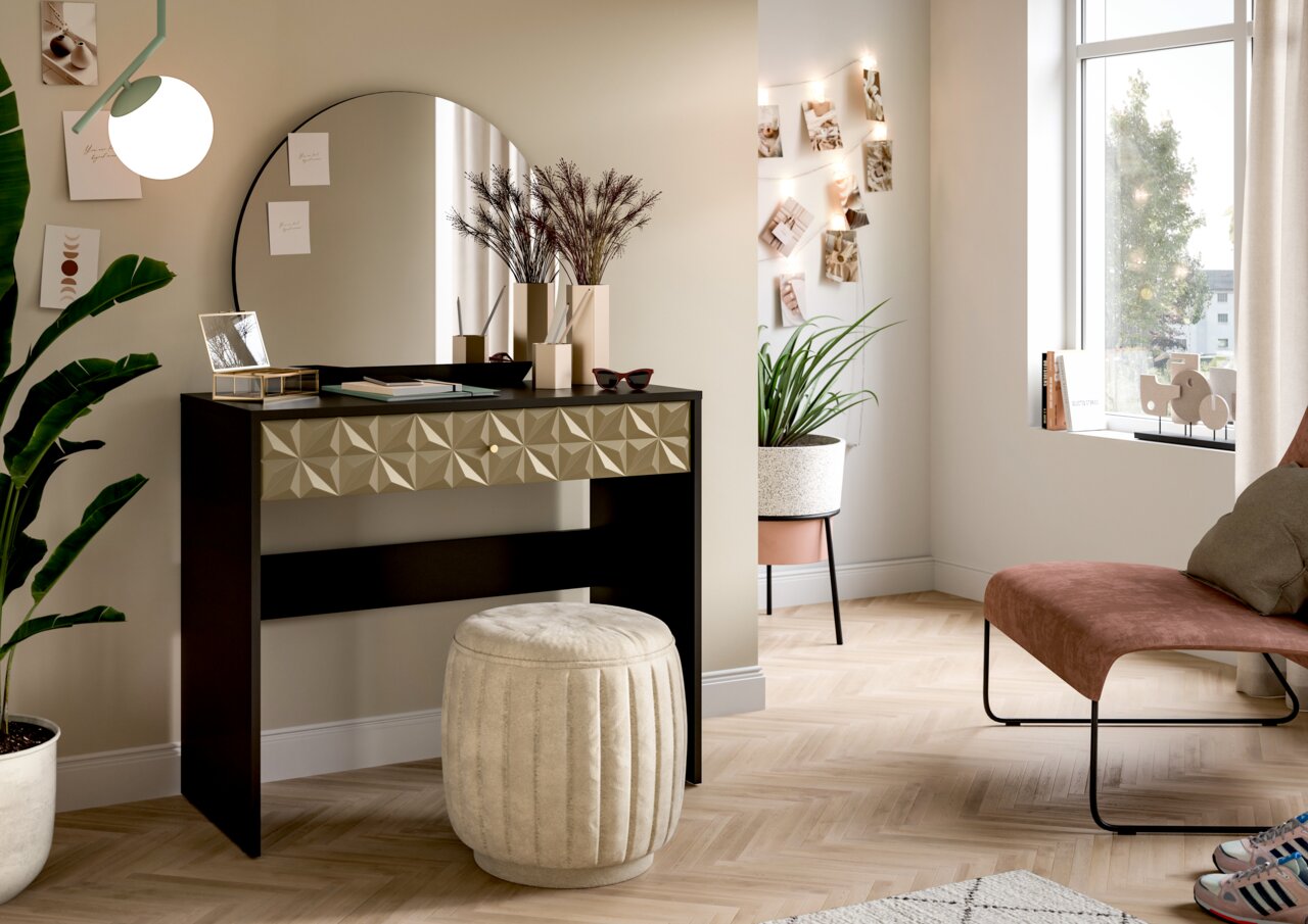 Moderner Schminktisch mit geometrisch gemusterten Schubladenfronten, rundem Spiegel und dekorativen Accessoires, seitliche Perspektive.