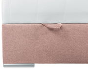 Nahaufnahme eines Boxbetts mit rosa Stoffbezug und silbernem Fuß, seitliche Perspektive