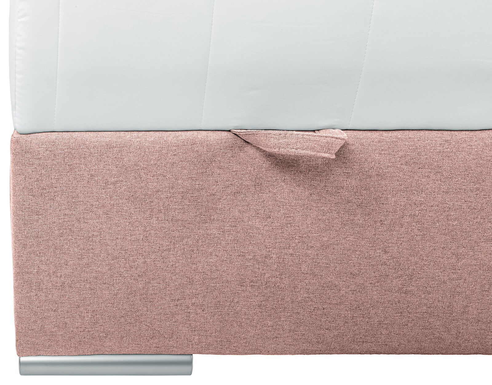 Nahaufnahme eines Boxbetts mit rosa Stoffbezug und silbernem Fuß, seitliche Perspektive