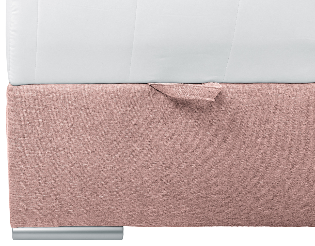 Nahaufnahme eines Boxbetts mit rosa Stoffbezug und silbernem Fuß, seitliche Perspektive