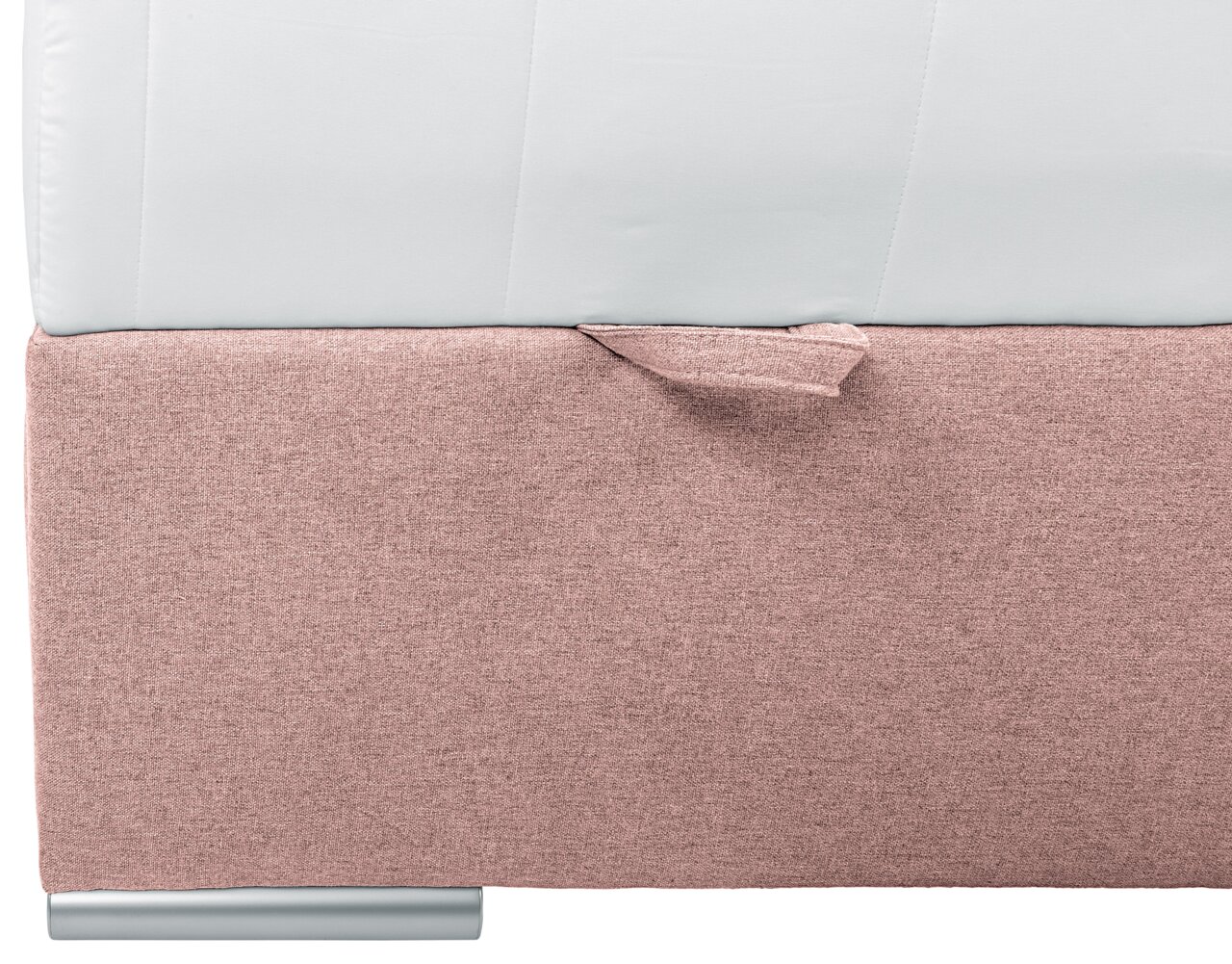Nahaufnahme eines Boxbetts mit rosa Stoffbezug und silbernem Fuß, seitliche Perspektive