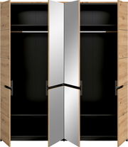 Offener Kleiderschrank in Eiche-Optik mit schwarzem Innenraum, mittigen Spiegeltüren, Kleiderstangen und Einlegeböden, Frontansicht