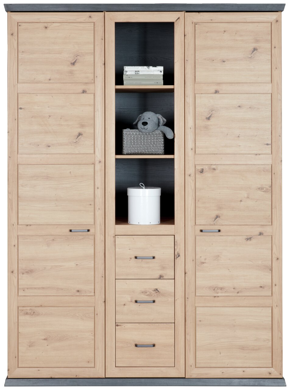 MyBaby Kast met draaideuren, 2-deurs BENTON Frontale Ansicht eines 2-türigen Kleiderschranks aus Holz mit mittigem Regalteil, das Bücher, einen Stofftierkorb und eine weiße Dose enthält.