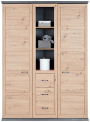 Frontale Ansicht eines 2-türigen Kleiderschranks aus Holz mit mittigem Regalteil, das Bücher, einen Stofftierkorb und eine weiße Dose enthält.