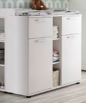 Weiße Wickelkommode mit mehreren Fächern und Schubladen, seitliche Perspektive