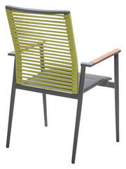 Rückansicht eines Sessels mit grünem, geflochtenem Rücken und Armlehnen aus Holz.