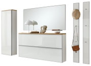 Moderne halinrichting met een witte hoogglanscommode en een houten plank, een grote wandspiegel, een hoge kast en twee smalle kapstokpanelen met haken, gezien van voren met een licht perspectief van links.