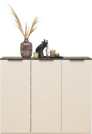 Moderner Schuhschrank mit drei Türen in Cremefarbe, dekoriert mit einer Vase, Kerzen und einer Skulptur auf der Oberseite, Frontalansicht.