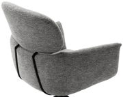 Grauer Sessel mit Stoffbezug, seitliche Perspektive