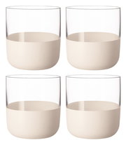 Vier Schnapsgläser mit transparentem oberen Teil und cremefarbenem unteren Teil, aus einer frontalen Perspektive fotografiert.