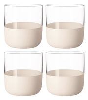 Vier Schnapsgläser mit transparentem oberen Teil und cremefarbenem unteren Teil, aus einer frontalen Perspektive fotografiert.