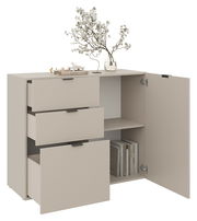 Beige Kommode mit zwei offenen Schubladen und einer geöffneten Tür, dekoriert mit einem Blumenstrauß in einer Vase, aus der Perspektive von vorne.