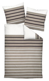 Bettwäsche-Set aus Mako-Satin in Beige und Weiß mit horizontalen Streifen, bestehend aus einem Bettbezug und zwei Kissenbezügen, aus der Vogelperspektive.