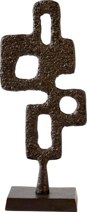 Abstract donkerbruin metalen sculptuur met geometrische openingen en een reliëfstructuur op een rechthoekige voet, recht van voren gezien