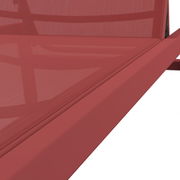 Nahaufnahme einer roten Sonnenliege aus seitlicher Perspektive