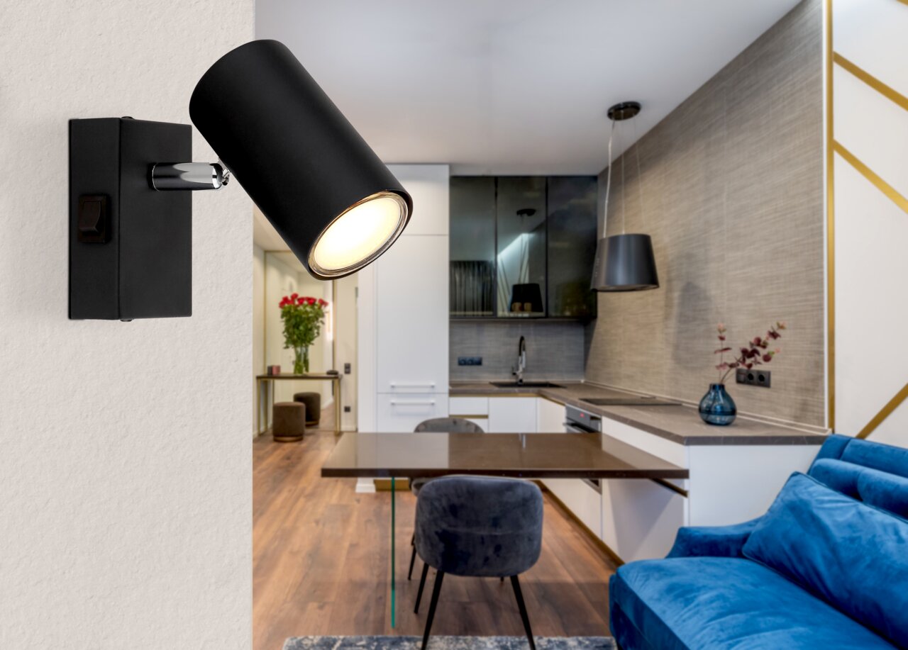 Schwarzer Wandstrahler in modernem Wohnzimmer, seitliche Perspektive