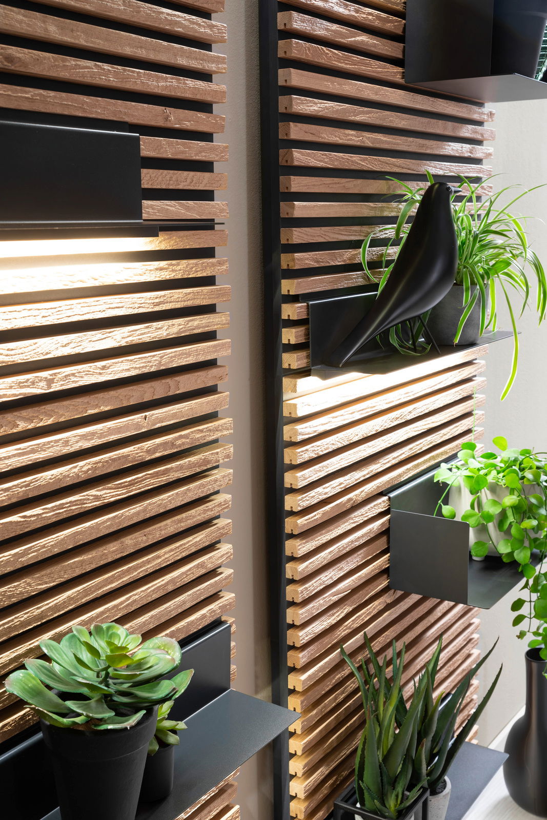 Lamellen-Paneel YONNA mit Pflanzen und Dekorationen, seitliche Perspektive