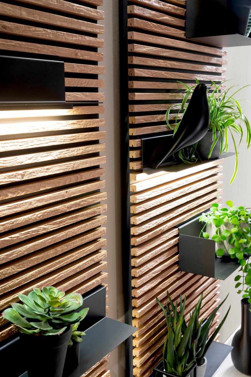 Lamellen-Paneel YONNA mit Pflanzen und Dekorationen, seitliche Perspektive