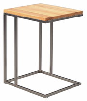 Moderne bijzettafel met houten blad en metalen onderstel, zijaanzicht