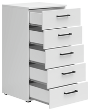 Weiße Kommode mit fünf offenen Schubladen, seitliche Perspektive