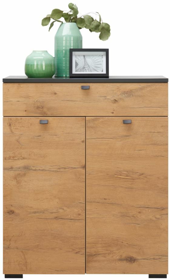 Schuhschrank aus Holz mit zwei Türen und zwei Schubladen, dekoriert mit grünen Vasen und einem Bilderrahmen, Frontalansicht