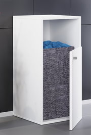 Weißer Wäscheschrank mit offener Tür und grauem Wäschekorb, Perspektive: schräg von vorne (3/4-Ansicht)
