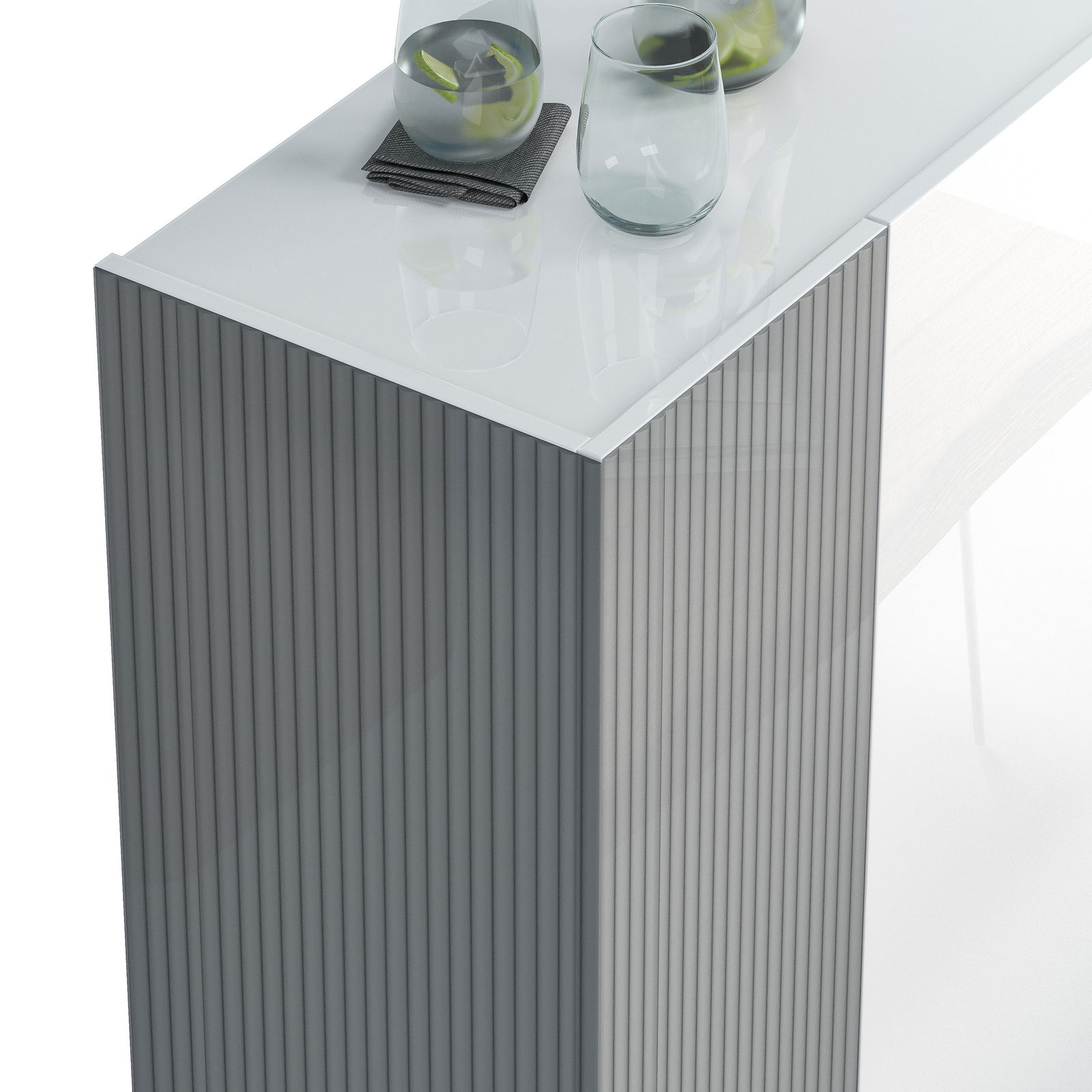 Nahaufnahme eines modernen Schuhschranks mit geriffelter Oberfläche und glänzender weißer Oberseite, darauf stehen Gläser und ein Tuch.