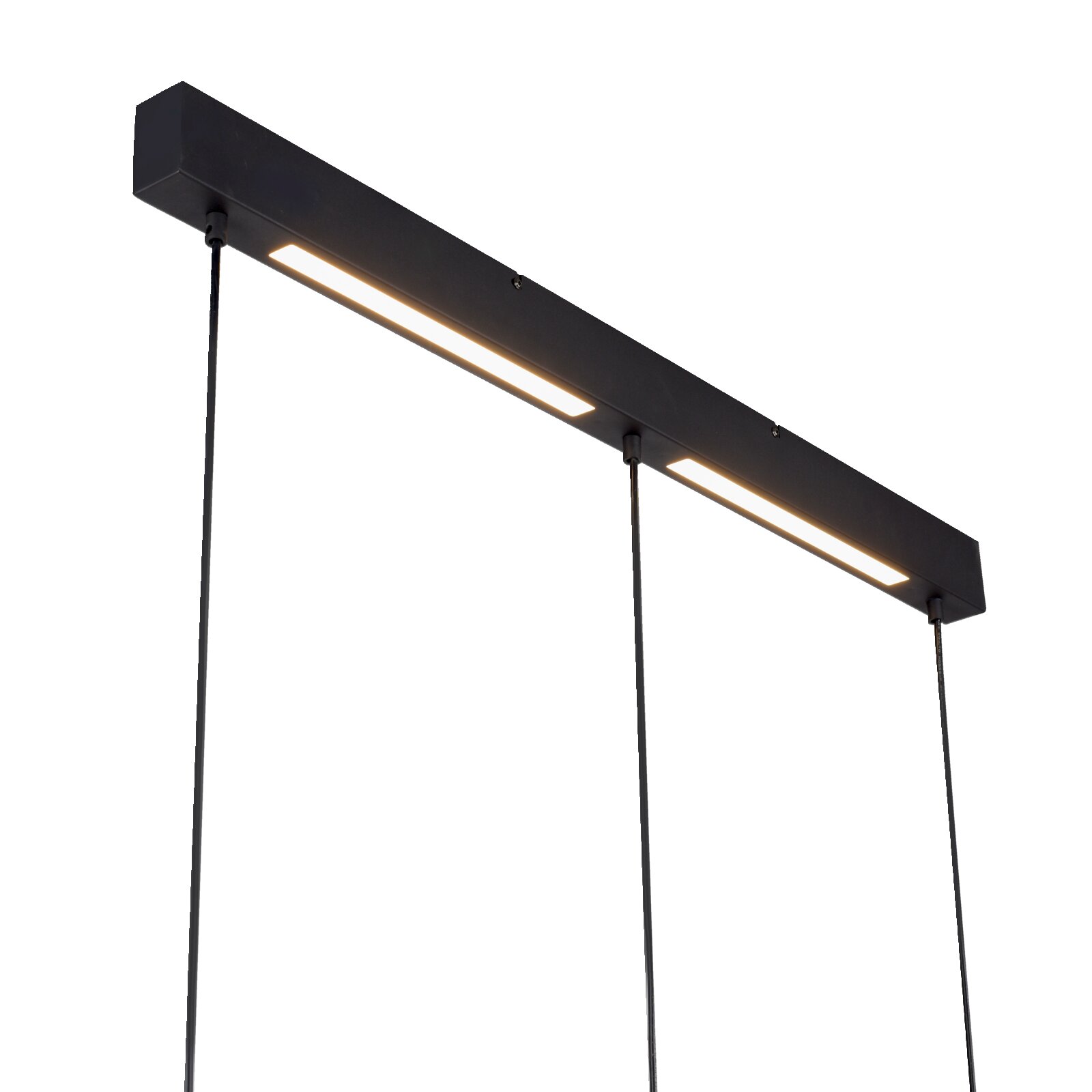 Schwarze, längliche LED-Pendelleuchte mit warmweiß leuchtenden Lichtschlitzen und mehreren Abhängeseilen, aufgenommen aus der Untersicht schräg von unten an der Decke.