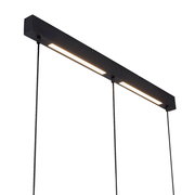 Schwarze, längliche LED-Pendelleuchte mit warmweiß leuchtenden Lichtschlitzen und mehreren Abhängeseilen, aufgenommen aus der Untersicht schräg von unten an der Decke.