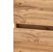 Nahaufnahme eines Midischranks aus Holz mit sichtbarer Holzmaserung und geöffneter Schublade, seitliche Perspektive