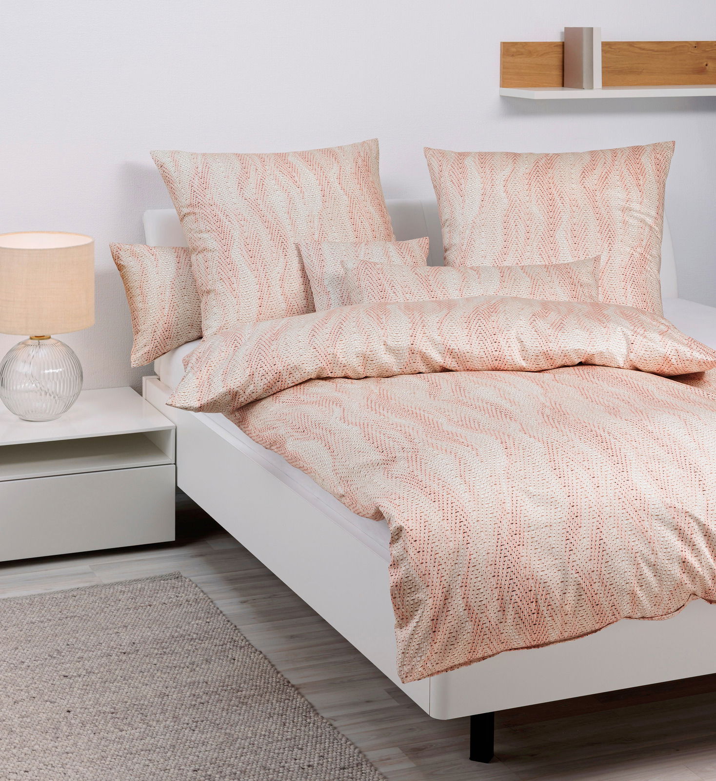 Bett mit Janine Bettwäsche MILANO in einem modernen Schlafzimmer, seitliche Perspektive